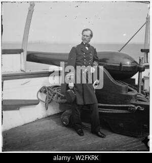 Le port de Charleston, Caroline du Sud. Adm arrière. John A. Dahlgren Comité permanent par un canon Dahlgren sur le pont de l'USS PAWNEE Banque D'Images