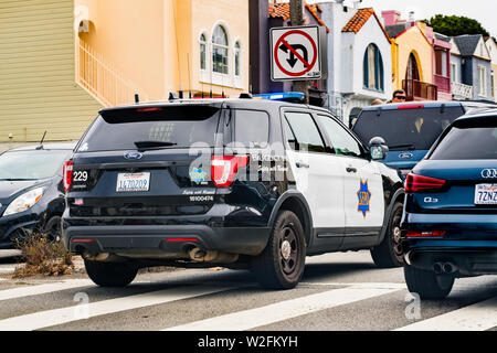 4 juillet 2019 San Francisco / CA / USA - voiture de police arrêté dans une rue derrière un véhicule au cours d'une intervention Banque D'Images