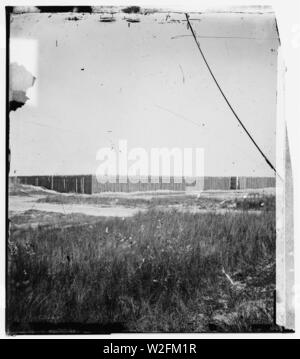 Charleston, Caroline du Sud (aux environs). Stockade sur Morris Island où les prisonniers confédérés étaient confinés sous le feu en représailles pour placer les détenus de ressort fédéral sous le feu à Charleston Banque D'Images