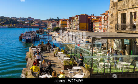 Porto, Portugal - 15 novembre 2017 : Détail de la terrasse d'un bar sur le fleuve Douro en Ribeira dans le centre-ville de Porto en Porugal en Europe. Po Banque D'Images