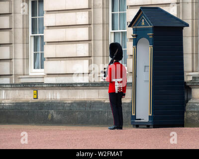 Soldat anglais patrouiller à Buckingham Palace Banque D'Images