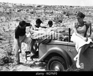 Eva Braun Collection (album 4) - Car bloqué dans le sable d'une plage près de Viareggio, Italie Banque D'Images