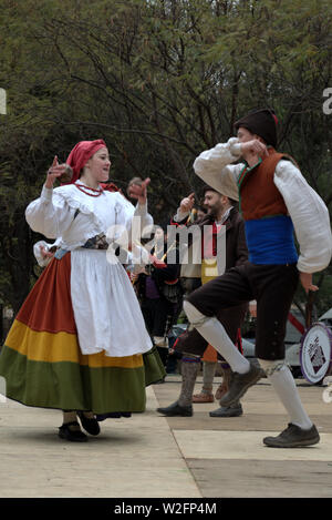 Un groupe de danseurs en costumes traditionnels de Astudian. Banque D'Images