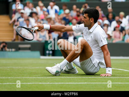 Londres, Grande-Bretagne. 8 juillet, 2019. Novak Djokovic tombe vers le bas sur l'herbe au cours de la quatrième ronde du tournoi match entre Novak Djokovic de Serbie et Ugo Humbert de la France à la Tennis de Wimbledon 2019 à Londres, en Grande-Bretagne, le 8 juillet 2019. Credit : Han Yan/Xinhua/Alamy Live News Banque D'Images