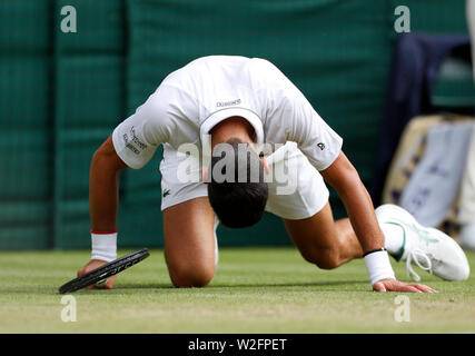Londres, Grande-Bretagne. 8 juillet, 2019. Novak Djokovic tombe vers le bas sur l'herbe au cours de la quatrième ronde du tournoi match entre Novak Djokovic de Serbie et Ugo Humbert de la France à la Tennis de Wimbledon 2019 à Londres, en Grande-Bretagne, le 8 juillet 2019. Credit : Han Yan/Xinhua/Alamy Live News Banque D'Images