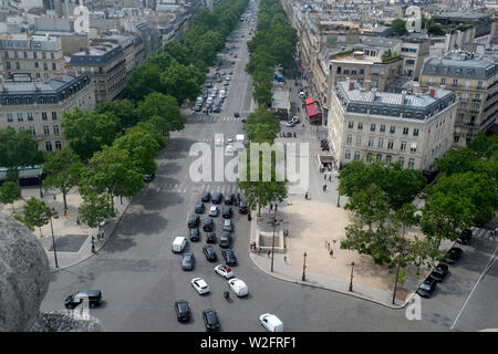 Vue aérienne de l'Avenue des Champs-Élysées et du haut de l'Arc de Triomphe Banque D'Images