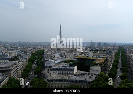 Paris et la Tour Eiffel du haut de l'Arc de Triomphe Banque D'Images