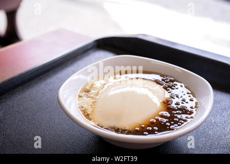 Taiwan - Dessert gastronomique populaire de tapioca pearl ball (la bulle) tofu caillé mixte (pudding, douhua dou hua) en blanc bol, Close up, le mode de vie Banque D'Images