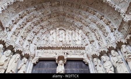 Chartres - portail nord - baie centrale - tympan. Banque D'Images