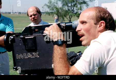 (8 Nov 1988) --- James P. Part, STS-29 spécialiste de mission, se rend à une formation sur le fonctionnement de l'une des charges utiles pour son prochain vol spatial à bord de Discovery. L'équipage a rencontré le personnel de Imax, dont certains sont illustrés ici, au CDC de motifs pour exercer en utilisant la motion- photo appareil photo, faire son premier Challenger post-voyage dans l'espace. Banque D'Images