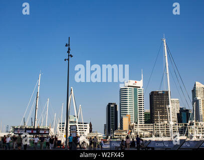 Auckland la ville de la voile sur une claire journée d'été Banque D'Images