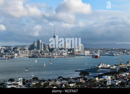 Auckland la ville de la voile sur une claire journée d'été Banque D'Images