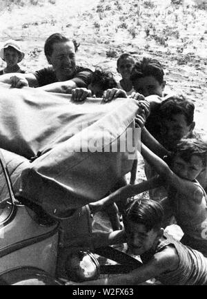 Eva Braun Collection (album 4) - Car bloqué dans le sable d'une plage près de Viareggio, Italie Banque D'Images