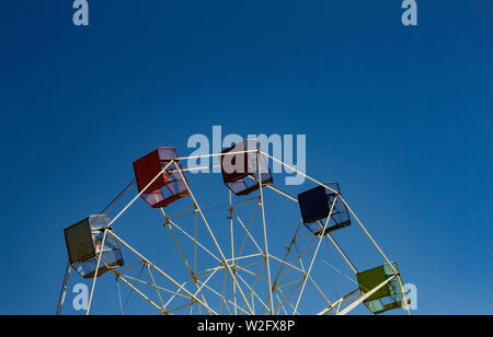 Grande roue sièges lors d'une journée ensoleillée avec un ciel bleu Banque D'Images