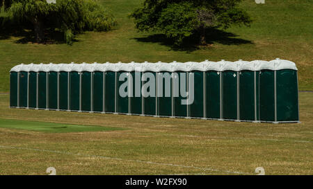 Poubelles et toilettes à l'événement Noël dans le parc, Auckland New Zealand Banque D'Images