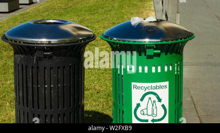 Poubelles et toilettes à l'événement Noël dans le parc, Auckland New Zealand Banque D'Images