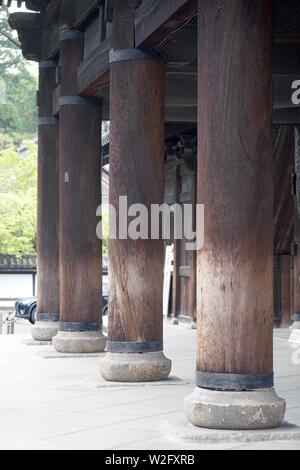 Piliers de bois de la porte Sanmon, Nanzenji Temple, Kyoto, Japon Banque D'Images