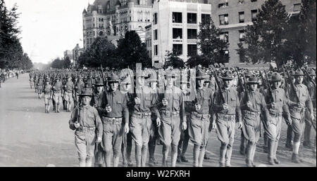 Soldiers marching in Liberty Défilé Prêt, Washington, D.C. ca. 1917 à 1919 Banque D'Images