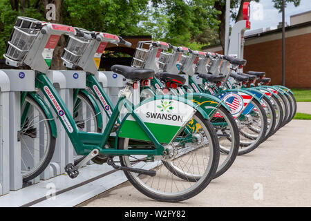 FARGO, ND/USA - 27 juin 2019 : Rack de bicyclettes sur le campus de l'Université d'État du Dakota du Nord. Banque D'Images