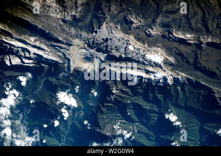 (26 juin 2005) --- La Mine de Grasberg, en Indonésie est en vedette dans cette image photographiée par un membre de l'équipage Expédition 11 sur la Station spatiale internationale. Situé dans la Sudirman Montagnes de la province d'Irian Jaya en Indonésie, le complexe de Grasberg (également connu sous le nom de la mine de Freeport) est l'une des plus grandes mines d'or et de cuivre au monde. La Sudirman montagnes forment la partie ouest de la gamme Maoke qui s'étendent à l'Irian Jaya de l'ouest à l'est-sud-est. Selon les scientifiques, ces plages ont été formées par la collision du continu vers le nord-ouest de l'Australie et en mouvement-m Banque D'Images