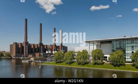 Usine VW avec VW combinée de chaleur et d'électricité, l'Autostadt Wolfsburg, Wolfsburg, Basse-Saxe, Allemagne Banque D'Images