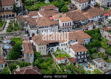 Vue sur des maisons avec de vieux toits, district Gorica, Berat, Albanie Banque D'Images