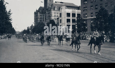 Soldats à cheval en liberté défilé Prêt, Washington, D.C. ca. 1917 ou 1918 Banque D'Images