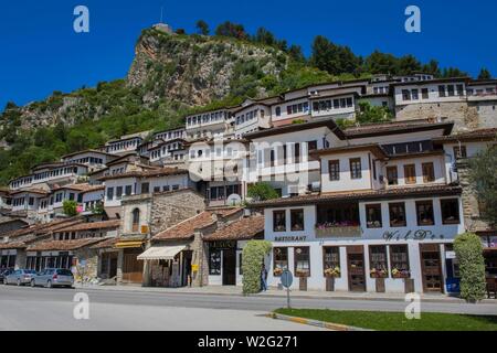 Maisons historiques de Mangalem, ville de Windows 1000, Berat, Albanie Banque D'Images