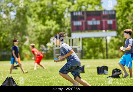 Prescott, Arizona, USA-Juillet 6, 2019 : Jeune garçon prépare à lancer un ballon de l'eau tout en tournant à la guerre de l'eau, événement à Mile High Middle School fie Banque D'Images