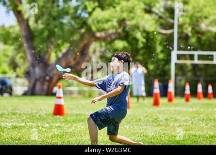 Prescott, Arizona, USA-Juillet 6, 2019 : jeune garçon en train de lancer un ballon d'eau à la guerre de l'eau, événement à Mile High Middle School field au centre-ville de Prescott Banque D'Images