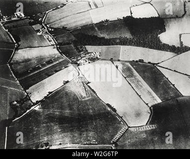 Vue aérienne des vestiges de l'épave d'un Zeppelin qui a été abattu sur le territoire français toute l'équipe - péri ca. 1917-1918 Banque D'Images