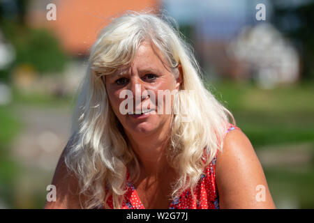 Bad Pyrmont, Allemagne. 17 Juin, 2019. Ilsenann ferrywoman Helga Petra, de la Weser ferry Bad Pyrmont, se dresse sur la corde lacet ferry, qui voyage entre la basse ville saxonne Bad Pyrmont et la ville Gewissenruh de Hesse sur la Weser. (Pour le dpa série d'été "Vivre et travailler sur la rivière') Credit : Swen Pförtner/dpa/Alamy Live News Banque D'Images