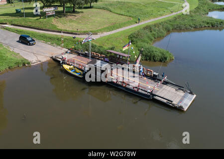 Bad Pyrmont, Allemagne. 17 Juin, 2019. La Weser Bad Pyrmont ferry se dresse sur la banque entre la basse ville saxonne de Bad Pyrmont et la ville hanséatique de Gewissenruh sur la Weser. (Photo aérienne avec un bourdon) (série d'été à l'adaptateur "Vivre et travailler sur la rivière') Credit : Swen Pförtner/dpa/Alamy Live News Banque D'Images