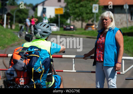 Bad Pyrmont, Allemagne. 17 Juin, 2019. Ilsenann ferrywoman Helga Petra, de la Weser, Bad Pyrmont ferry parle à un passager sur la corde lacet, ferry qui fait la navette entre la basse ville saxonne Bad Pyrmont et la ville Gewissenruh de Hesse sur la Weser. (Pour le dpa série d'été "Vivre et travailler sur la rivière') Credit : Swen Pförtner/dpa/Alamy Live News Banque D'Images