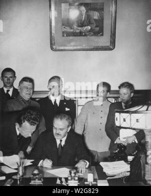 Traité de non-agression entre l'Allemagne et l'Union des Républiques socialistes soviétiques, Moscou, 23 août 1939. Le ministre soviétique des Affaires étrangères Viatcheslav Molotov signes. Banque D'Images