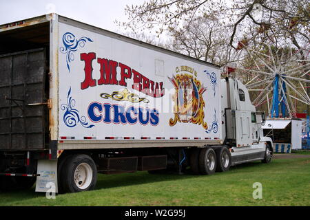 Meriden, CT USA. Apr 2019. Fête des Jonquilles. Le camion de cirque il dit tout lorsqu'il est en ville. Banque D'Images