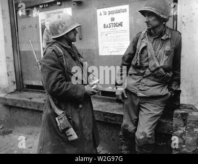 Légende originale : Bastogne, Belgium-Weary les fantassins du 110e Regt., 28ème div., 1ère Armée US à la suite de la percée allemande dans ce domaine. L'ennemi s'est emparé de leur bataillon. (L-R) Pvt. Adam H. Davis et T/S Milford A. Sillars. 19 déc., 1944 Banque D'Images