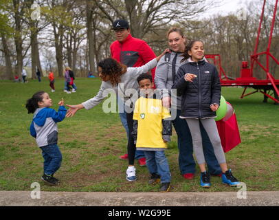 Meriden, CT USA. Apr 2019. Fête des Jonquilles. Essayer d'obtenir sa petite sœur dans une photo de famille. Banque D'Images