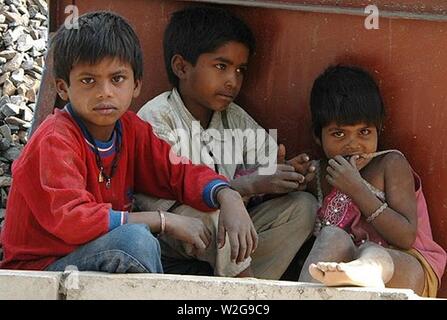 Les enfants près de rénovation de stade Jawaharlal Nehru à New Delhi 2010-02-24. Banque D'Images