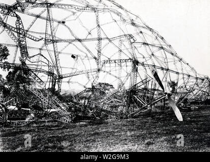 Vestiges de l'épave d'un zeppelin allemand qui a été abattu en France ca. 1918 Banque D'Images