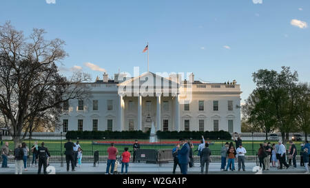 WASHINGTON, DC, USA -Avril, 4, 2017 : les touristes sur le côté nord de la maison blanche Banque D'Images