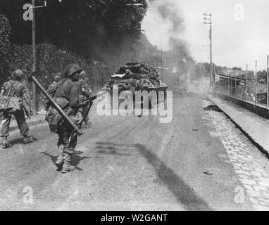 8/23/1944 - Avec la fumée des blindés allemands dynamité remplissant le ciel, ces troupes américaines Passer à Fontainebleau en route vers Paris, France Banque D'Images