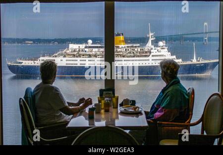 Newport, Rhode Island, USA. Sep 9, 2005. Deux passagers de navires de croisière regarder la Saga Ruby cruise navire entrant dans le port de Newport, Rhode Island à partir de leur table de petit-déjeuner. Credit : Arnold Drapkin/ZUMA/Alamy Fil Live News Banque D'Images
