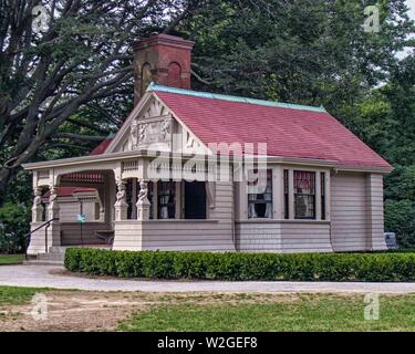 Newport, Rhode Island, USA. Sep 9, 2005. Le ''Cottage, '' près de la maison principale de la digue a été utilisé comme une aire de Playhouse. Les disjoncteurs, un impressionnant manoir 70 chambres, a été construit comme une résidence d'été de Cornelius Vanderbilt II. C'est un monument historique national sur la 3.5-mile Newport, Rhode Island Cliff Walk qui combine la vue sur l'océan, demeures historiques et le robuste Nouvelle Angleterre côte rocheuse, et est une attraction touristique populaire. Credit : Arnold Drapkin/ZUMA/Alamy Fil Live News Banque D'Images