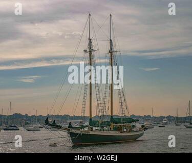 Newport, Rhode Island, USA. Sep 9, 2005. Un 2-mâts navire à voile dans le port de Newport, Rhode Island dans la lumière du matin. Credit : Arnold Drapkin/ZUMA/Alamy Fil Live News Banque D'Images