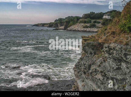 Newport, Rhode Island, USA. Sep 9, 2005. La vue au sud de la quarante marches, un escalier en pierre menant à l'océan sur la 3.5-mile Newport, Rhode Island Cliff Walk. La combine marche sur l'océan, demeures historiques et le robuste Nouvelle Angleterre côte rocheuse. Un National Recreation Trail dans un district historique national, la falaise à pied est une attraction touristique populaire. Credit : Arnold Drapkin/ZUMA/Alamy Fil Live News Banque D'Images