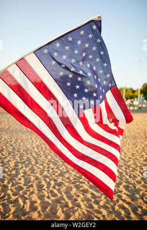 L'accent sur US flag accrochée au-dessus du sable sur plage, image de fond sur drapeau symbolisant la liberté Banque D'Images