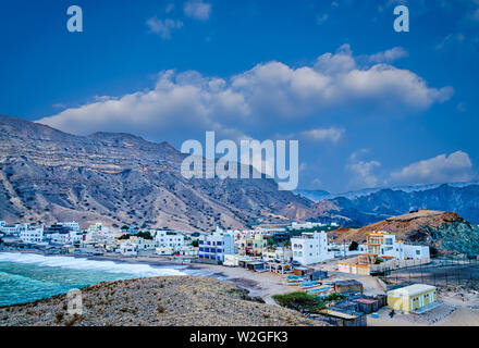 Petit village de pêcheurs au pied des collines à Muscat, Oman. Banque D'Images