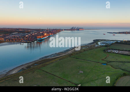 Port à conteneurs de Felixstowe l'air au-dessus de Shotley Gate, Suffolk Banque D'Images