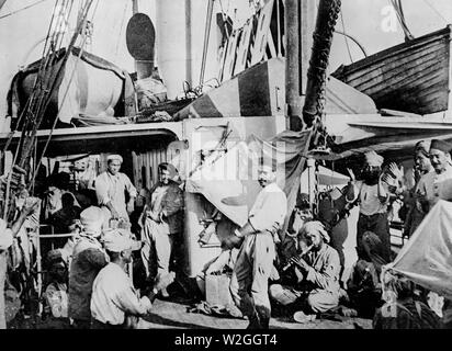Les soldats d'Arabie du Royaume du Hedjaz, à bord d'un navire français en Mer Rouge ca. 1918-1919 Banque D'Images